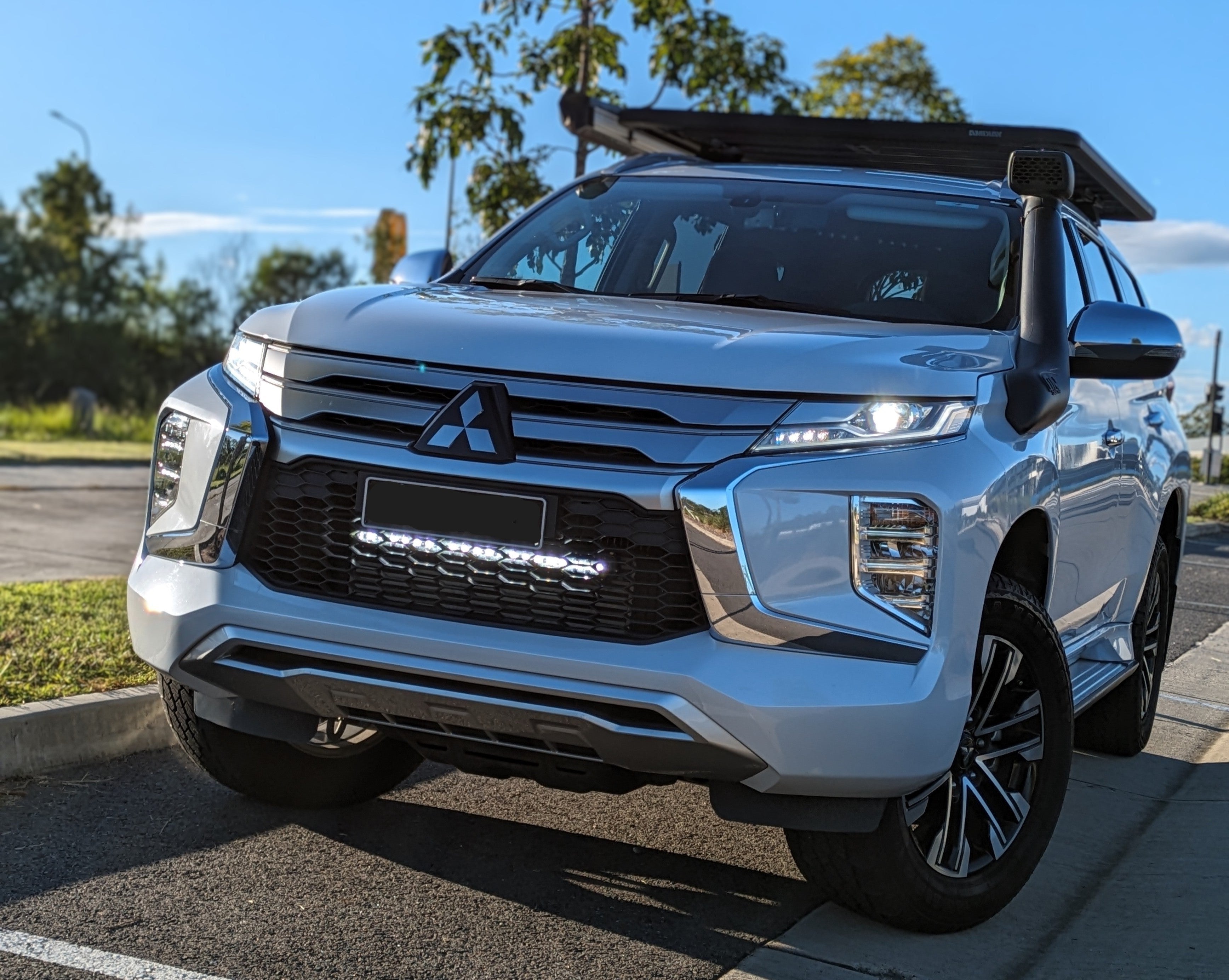 Pajero Sport Behind-Grille Light Bar