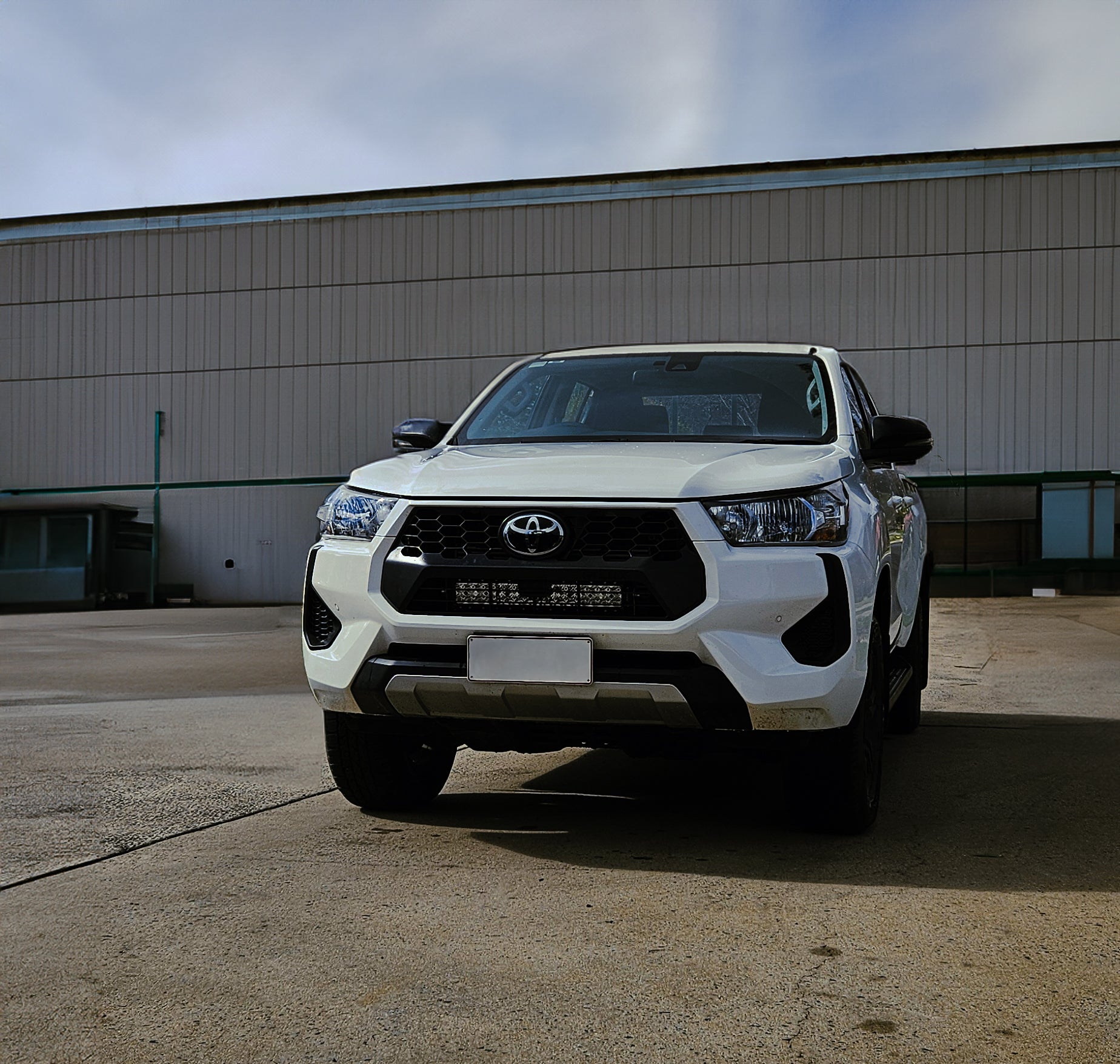N80 Hilux Behind-Grille Light Bar