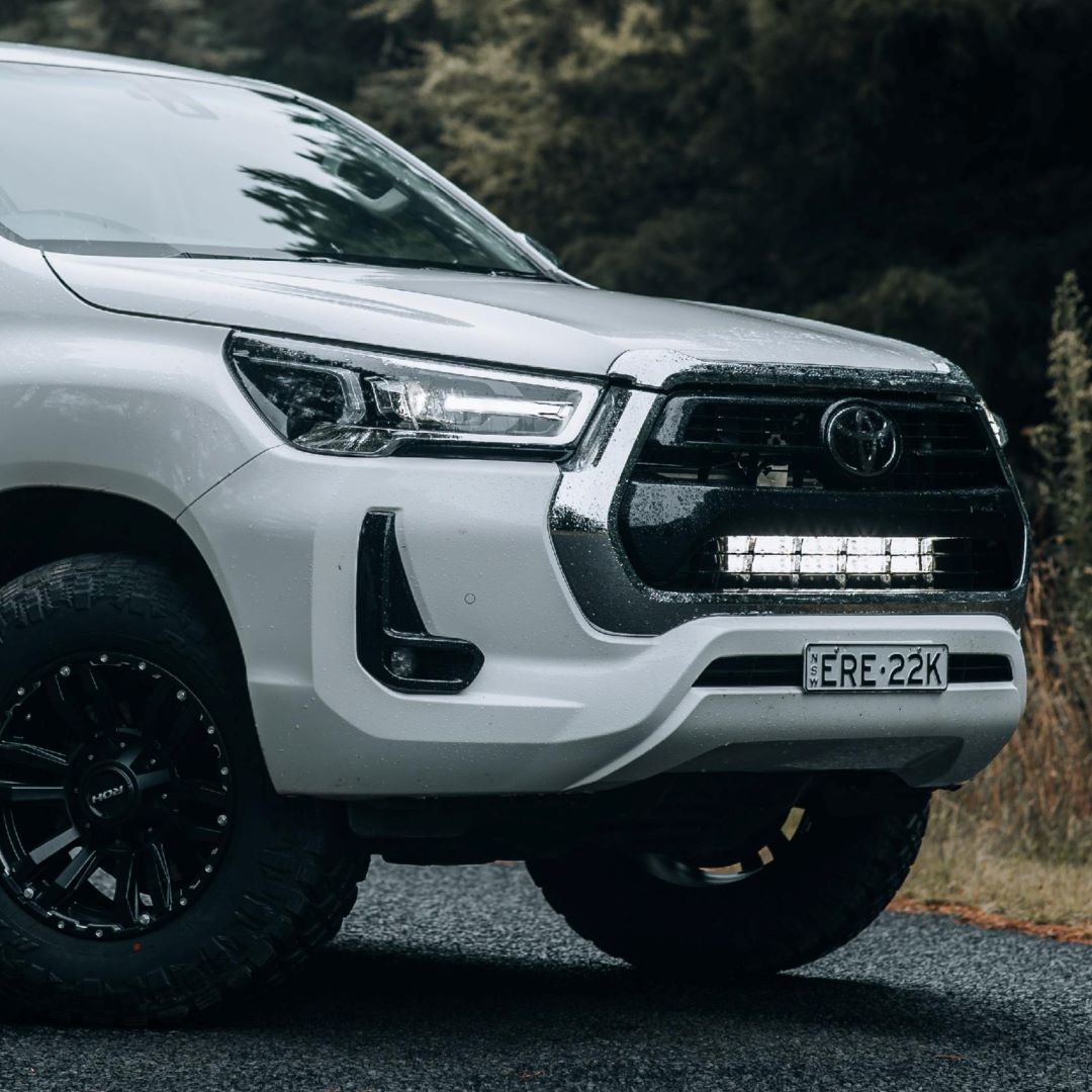 N80 Hilux Behind-Grille Light Bar
