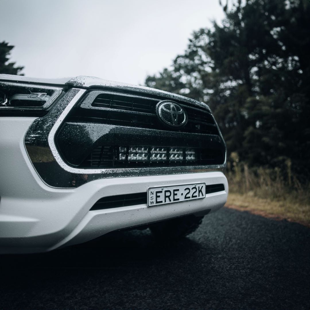 N80 Hilux Behind-Grille Light Bar